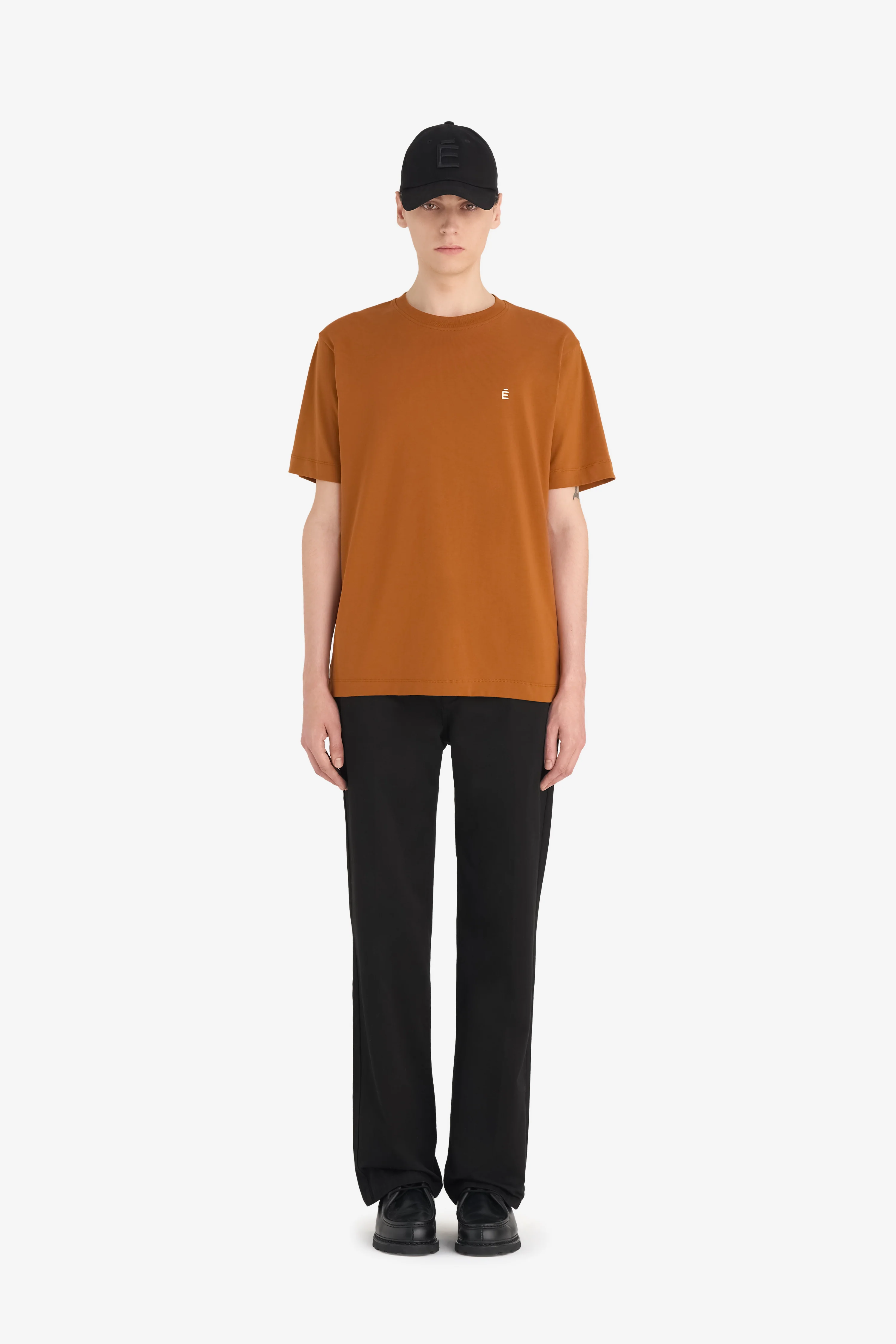 REGULAR T-SHIRT É